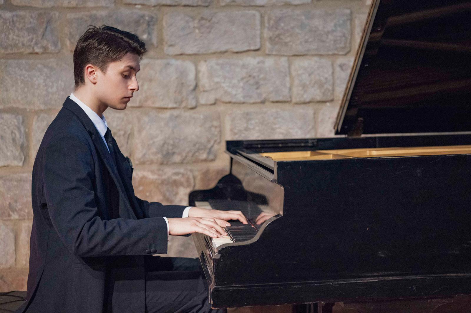 Diego Ferreira Fernandez en recital, al piano de cola